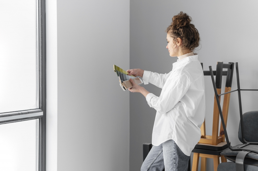 medium-shot-woman-with-palette.jpg