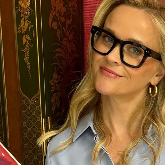 Íme Reese Witherspoon stílusos könyvespolca