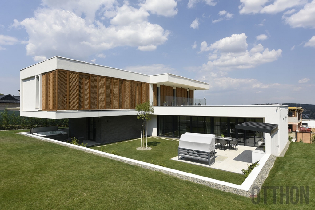 Ölelés a dombtetőn: egy modern, óbudai családi ház