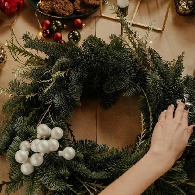 Adventi koszorú trendek: 2024-ben a klasszikus stílus mellett az alternatív is hódít