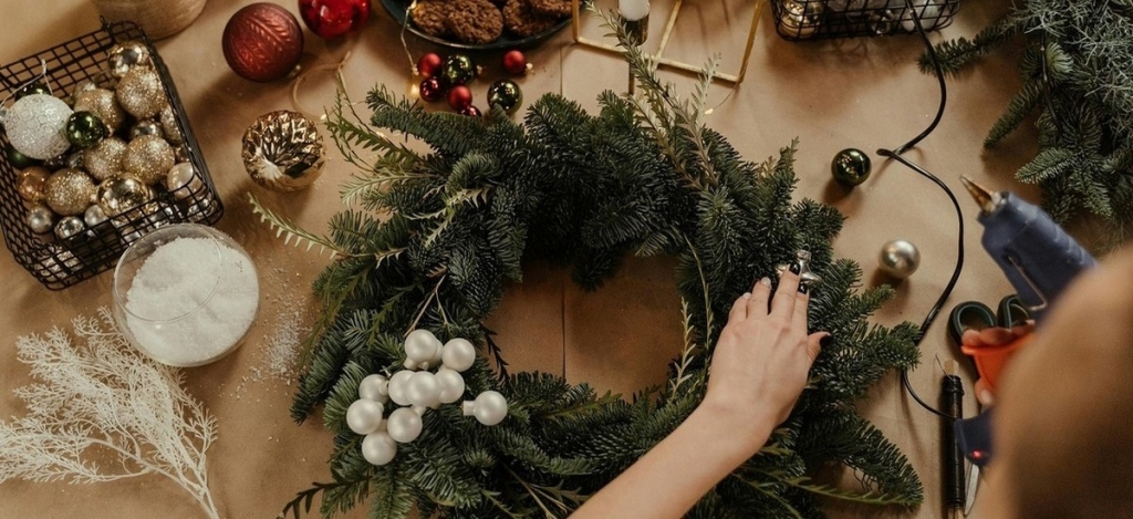 Adventi koszorú trendek: 2024-ben a klasszikus stílus mellett az alternatív is hódít