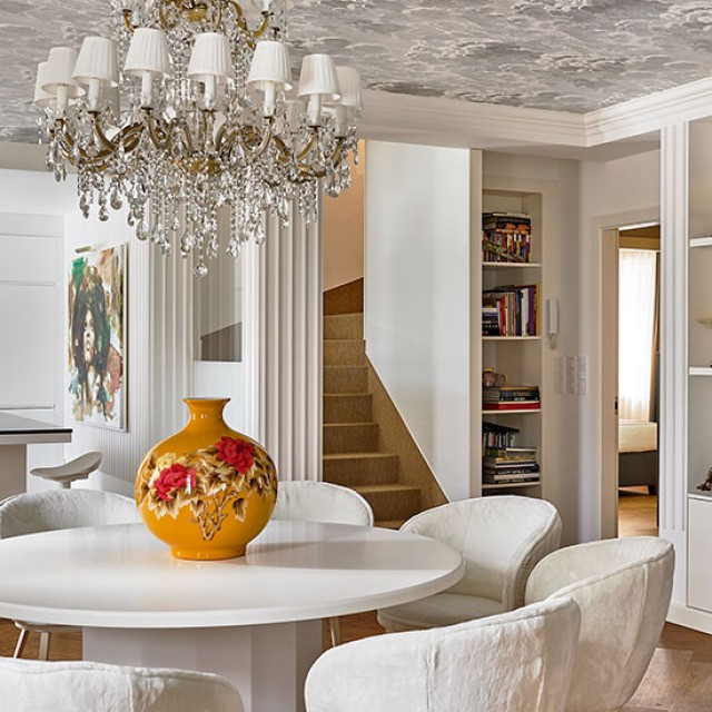 Klasszikus polgári enteriőr modern átirata a franciásan sikkes penthouse lakás