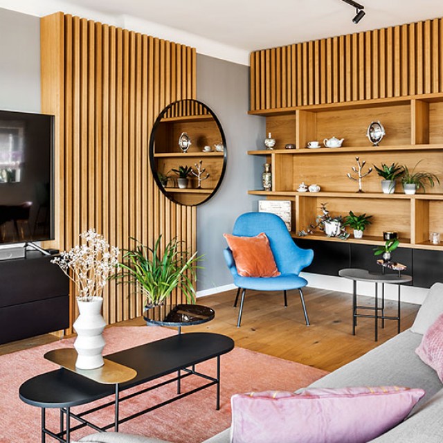 Modern vonalak, természetes faanyag, vidám színfoltok: panorámás lakás 190 m2-en