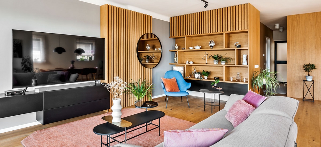 Modern vonalak, természetes faanyag, vidám színfoltok: panorámás lakás 190 m2-en