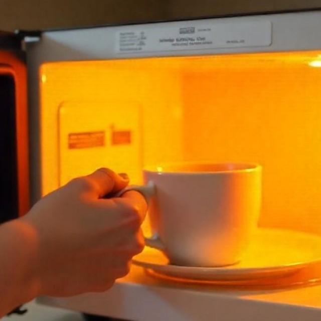 Fogadjunk, hogy nem tudtad! Ezért nem szabad SOHA mikróban melegíteni a teát