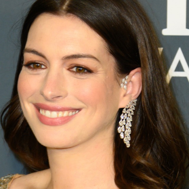 Anne Hathaway szokatlan színt választott a falra nappalijában: neked hogy tetszik?