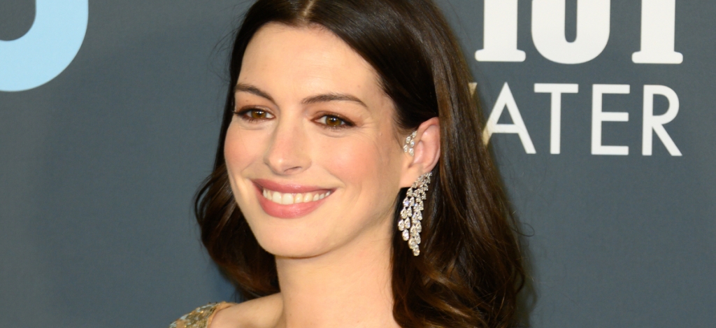 Anne Hathaway szokatlan színt választott a falra nappalijában: neked hogy tetszik?