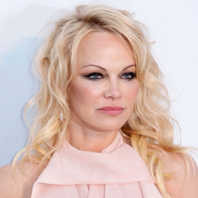 19. századi lakberendezési trendnek hódolt Pamela Anderson: nézd meg ezt az ágyat!