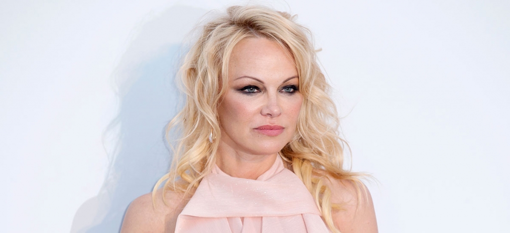 19. századi lakberendezési trendnek hódolt Pamela Anderson: nézd meg ezt az ágyat!
