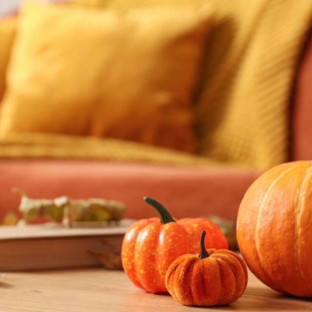 3 tipp a varázslatos őszi nappaliért: így érdemes rétegezni a különféle textíliákat!