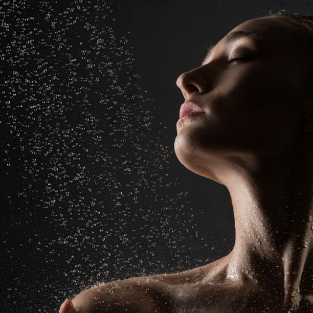 A sötétben zuhanyzás a rossz alvás ellenszere? Egyre többen esküsznek erre a furcsa módszerre