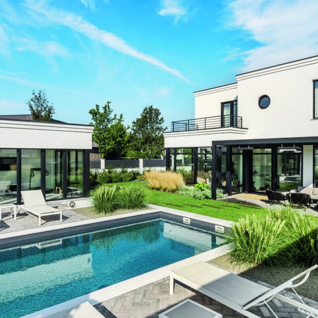 Bauhaus stílusban épült Budapest-közeli okosház 300 m2-en: nézd meg fotókon kívül-belül!