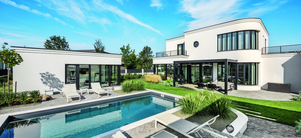 Bauhaus stílusban épült Budapest-közeli okosház 300 m2-en: nézd meg fotókon kívül-belül!