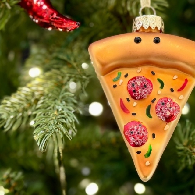 Szokatlan, furcsa karácsonyfadíszek: ezeket vajon tényleg van, aki felteszi a karácsonyfára?