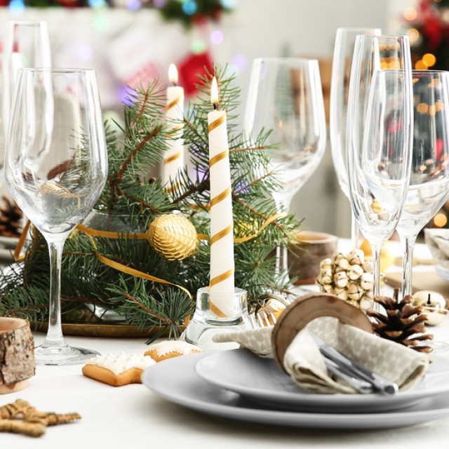 Imádják a lakberendezők ezt a karácsonyi asztaldekorációs trendet: így több hely marad az ételeknek!