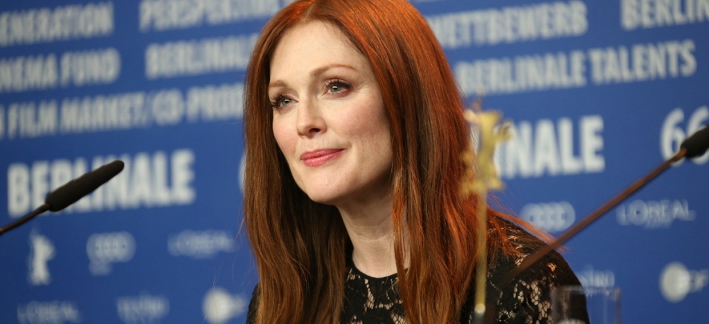 Julianne Moore újraértelmezte a „color drenching” trendet: fával burkolt egy egész szobát!