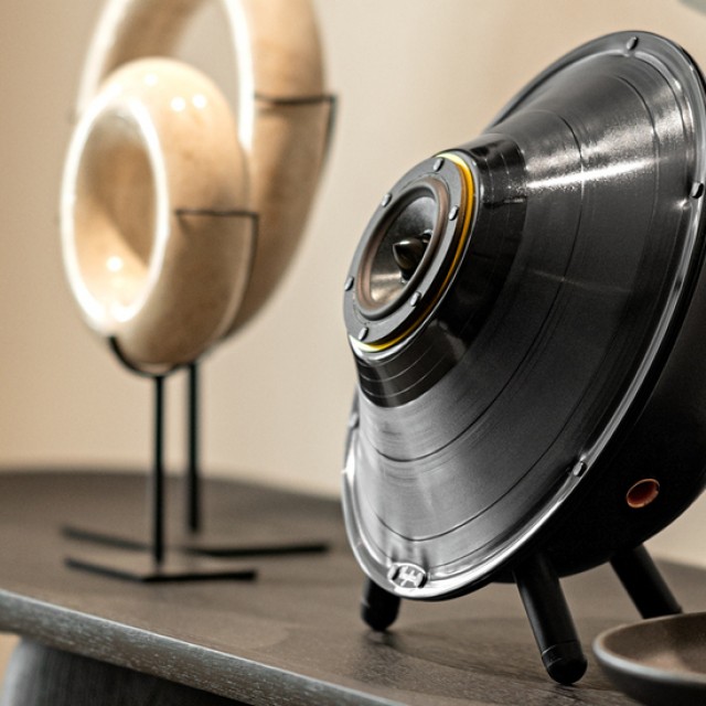 Új területen próbálja ki magát a Tipton: Sound Saucer néven mutatkozott be bakelit hangszórójuk!