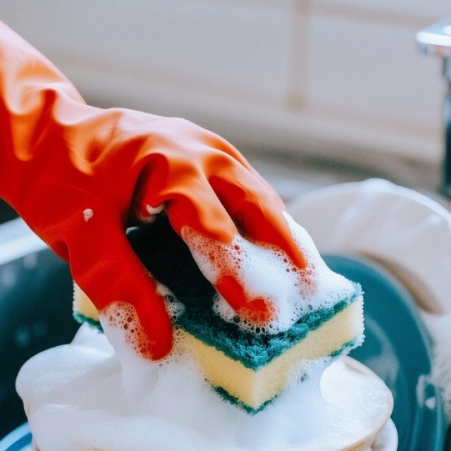 Kézzel mosogatsz? Lehet, hogy a tiszta edényeiden is hemzsegnek a bacik