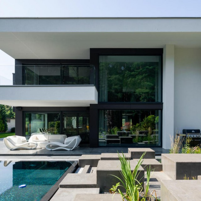 A bejárat mint építészeti elem – panelajtók a kortárs homlokzati tervezésben