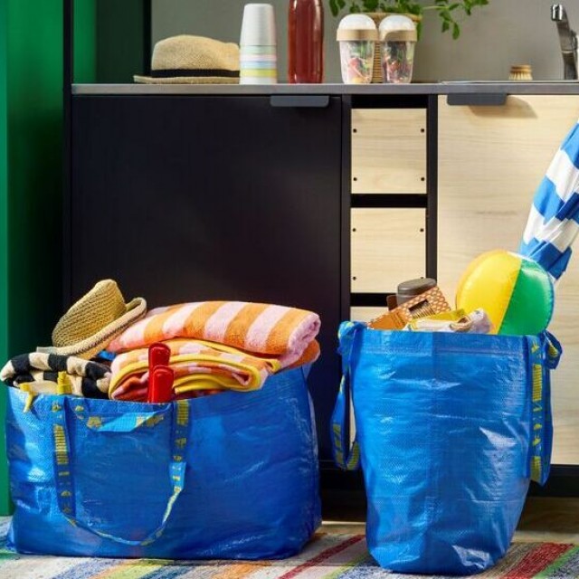 30 éves az IKEA ikonikus kék táskája: Van Gogh lopott festményét is ebben szállították